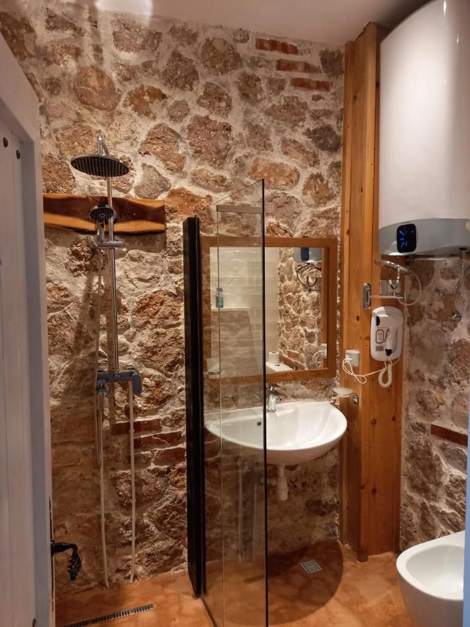 Rahoni Park & Suites Dhërmi Rum bild